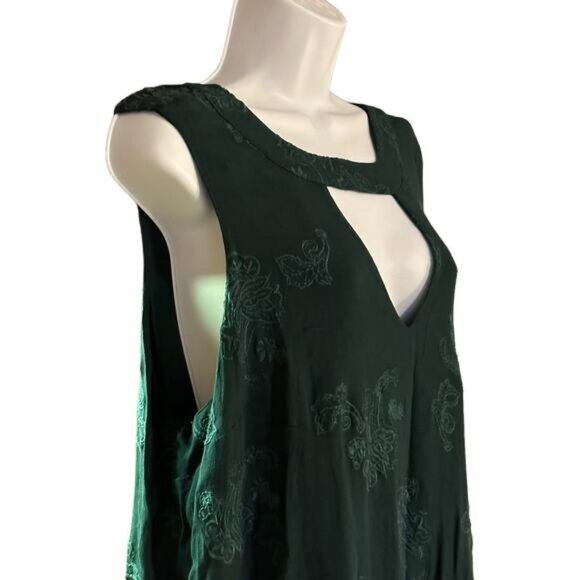 Torrid Green Sleeveless Tunic Top With Embroidered Floral Pattern Keyhole Detail - Picture 3 of 12
